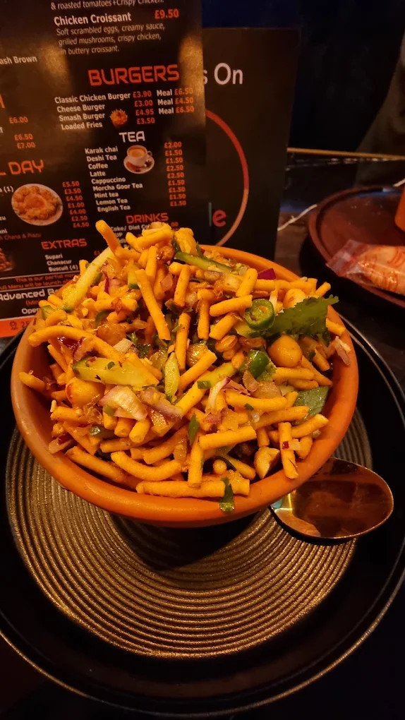 Vortha Platter — street snack in clay bowl